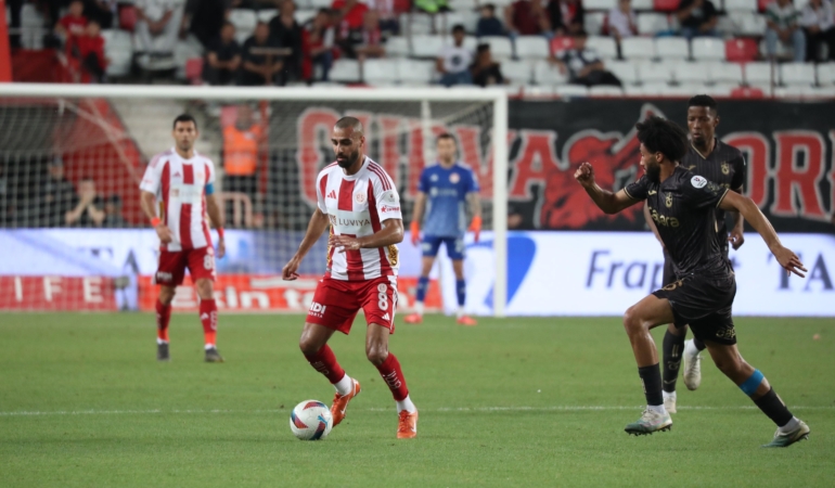 Trabzonspor, Antalyaspor’u 2-0 ile geçti!