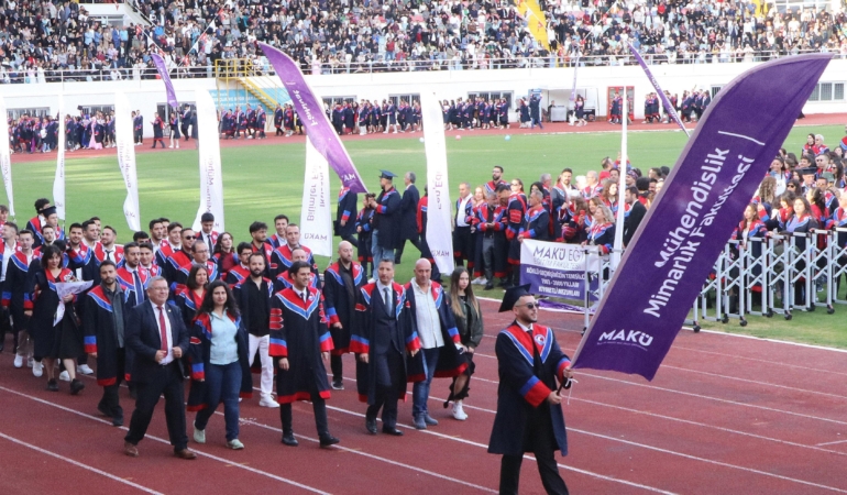 MAKÜ’de Mezuniyet Coşkusu: 7 Bin Öğrenci Diplomasını Aldı!