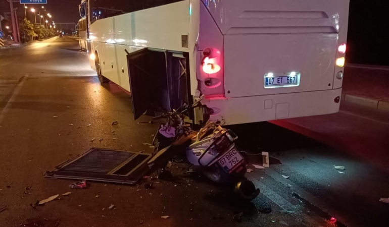 Motosiklet Midibüse Çarptı, Sürücü Hayatını Kaybetti