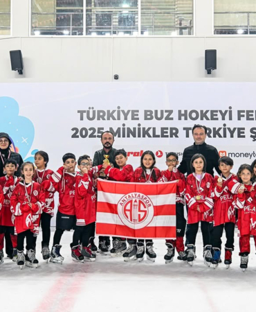Minik Buz Hokeycilerimiz Ankara’da Şampiyonluk Rüzgarı Esti!