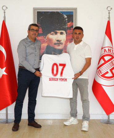 Başkan Ergün’den Yörük ve Tezcan’a Forma Hediyesi