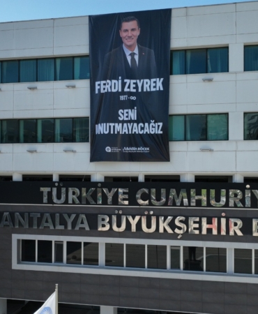 Başkan Böcek, Ferdi Zeyrek’i Unutmadı!