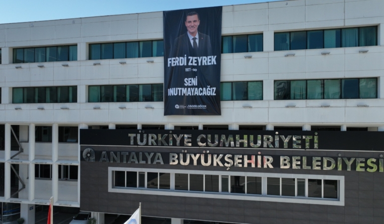 Başkan Böcek, Ferdi Zeyrek’i Unutmadı!