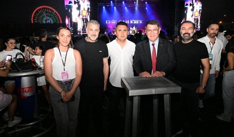 Emir Can İğrek, Gençlik Festivalinde Coşturdu!