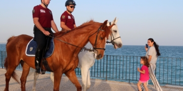 Antalya’da Atlı Polisler Sahilde Güvenliği Sağlıyor