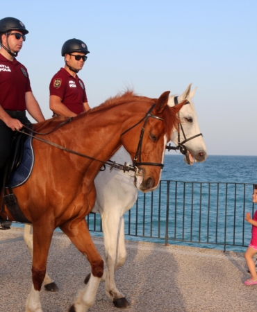 Antalya’da Atlı Polisler Sahilde Güvenliği Sağlıyor