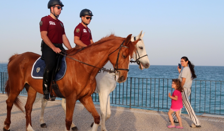 Antalya’da Atlı Polisler Sahilde Güvenliği Sağlıyor
