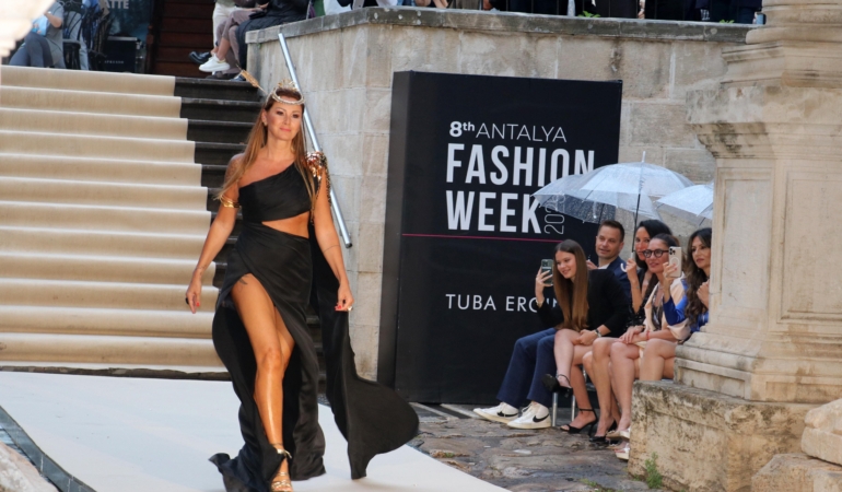 Antalya’da Tarihi Defile: Moda ve Sanat Buluştu