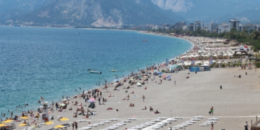 Antalya’da Sahil Keyfi: Tatilciler Akın Etti!