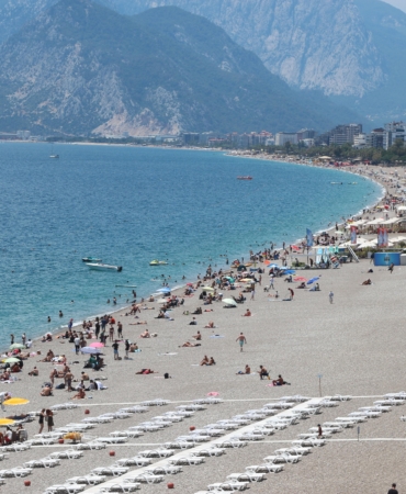 Antalya’da Sahil Keyfi: Tatilciler Akın Etti!