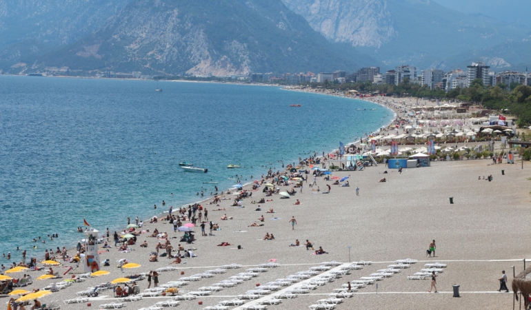 Antalya’da Sahil Keyfi: Tatilciler Akın Etti!