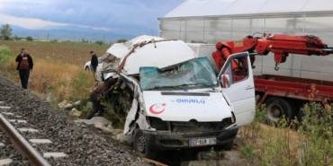 Tren Minibüse Çarptı: Sürücü Yaralı!