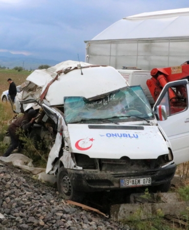 Tren Minibüse Çarptı: Sürücü Yaralı!