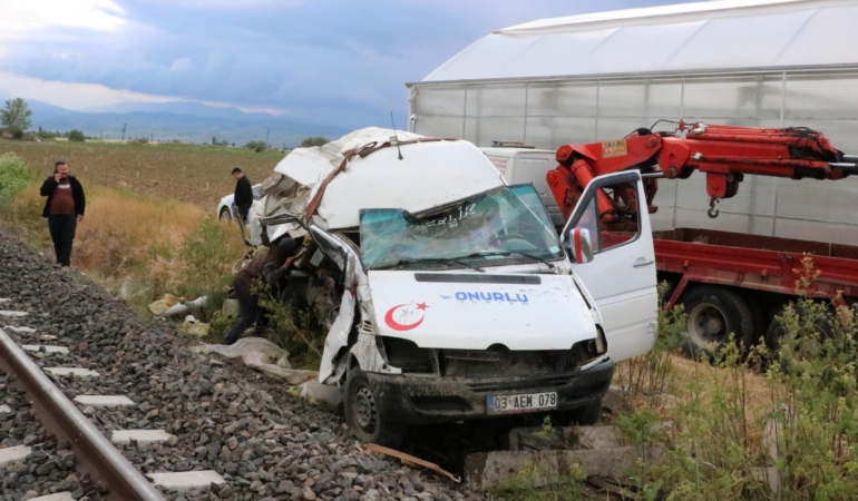 Tren Minibüse Çarptı: Sürücü Yaralı!