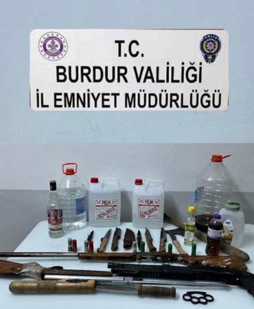 Kaçak Alkol ve Silahla Baskın: 7 Litre Ele Geçirildi!