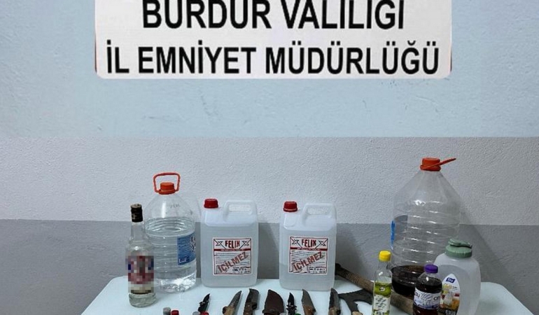Kaçak Alkol ve Silahla Baskın: 7 Litre Ele Geçirildi!