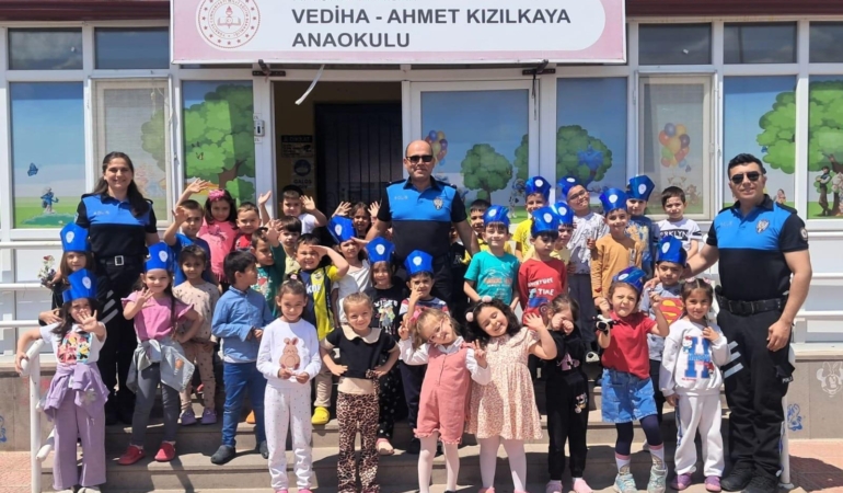 Polisler, Anaokulu Öğrencilerine Güvenliği Anlattı