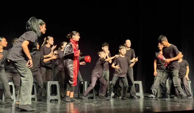 Öğrenciler ‘Ah Şu Gençler’le Tiyatroda Büyüledi!