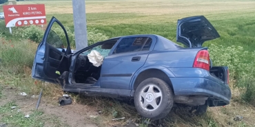 Otomobilin yön levhasına çarpması: 1 ölü, 1 yaralı