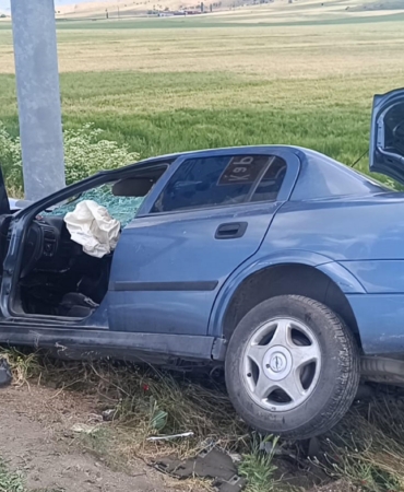 Otomobilin yön levhasına çarpması: 1 ölü, 1 yaralı