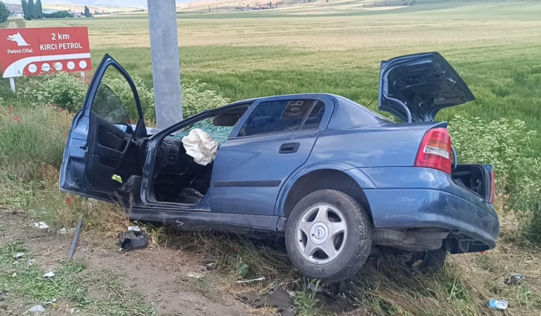 Otomobilin yön levhasına çarpması: 1 ölü, 1 yaralı