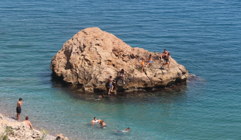 Antalya Sıcakları, Konyaaltı’nda Kalabalık Yarattı!