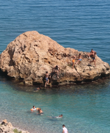 Antalya’da Sıcaklar Bunalttı, Plajlar Doldu Taşdı!