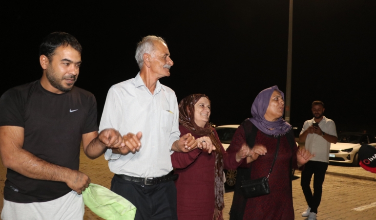 Cezaevi Önünde Duygusal Halay ve Tahliye Sevinci!