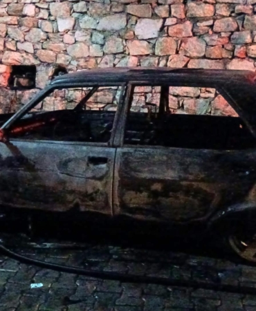 Bucak’ta Park Halindeki Araç Alev Alev Yandı!