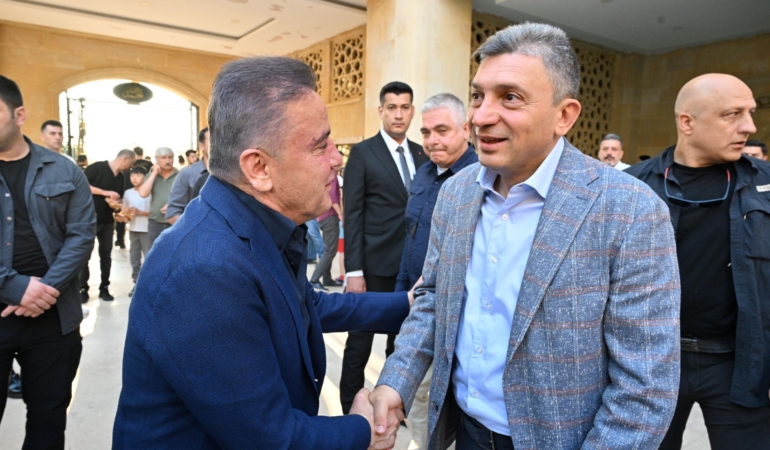 Başkan Böcek, Bayramda Protokol ve Vatandaşla Bir Arada