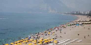 Konyaaltı Sahili’nde Bayram Kalabalığı!