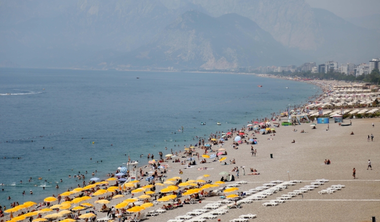 Konyaaltı Sahili’nde Bayram Kalabalığı!