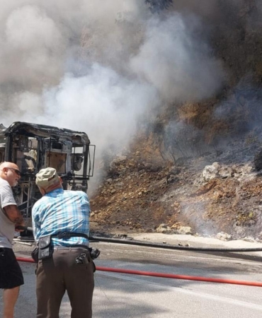 Antalya’da Otobüs Yangını Ormana Sıçradı!