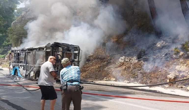 Antalya’da Otobüs Yangını Ormana Sıçradı!