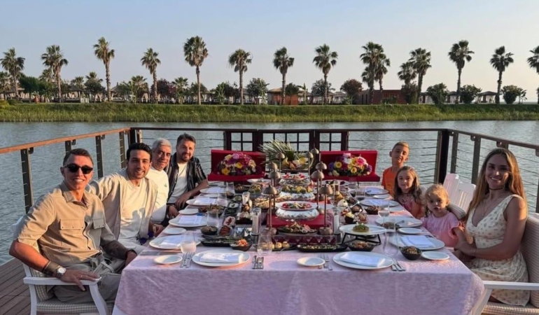 Muslera Ailesiyle Antalya’da Tatil Keyfi Yaşıyor!