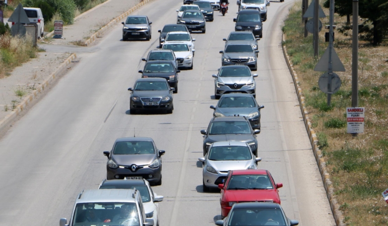 Bayram Dönüşü Afyon-Antalya Yolunda Trafik Çilesi