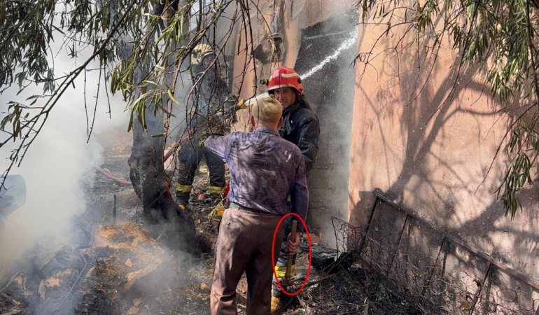 Yangınla Mücadelede Yaşlı Adamın Cesur Çabası