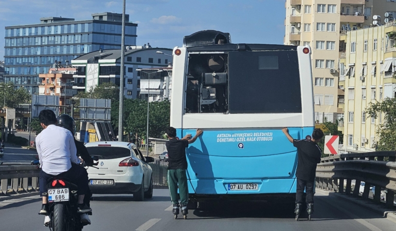 Antalya’da Patenli Çocukların Tehlikeli Yolculuğu