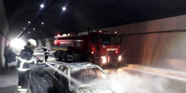 Tünelde Otomobil Alev Alev Yandı! 1 Saat Trafik Kilitlendi