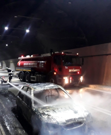 Tünelde Otomobil Alev Alev Yandı! 1 Saat Trafik Kilitlendi