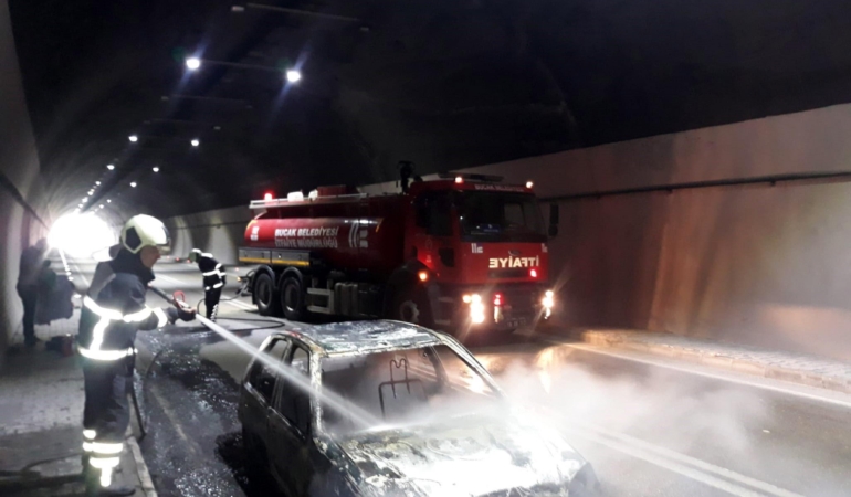 Tünelde Otomobil Alev Alev Yandı! 1 Saat Trafik Kilitlendi