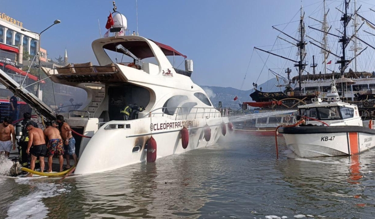 Alanya’da Lüks Tekne Yangını: 1 Saatte Söndürüldü