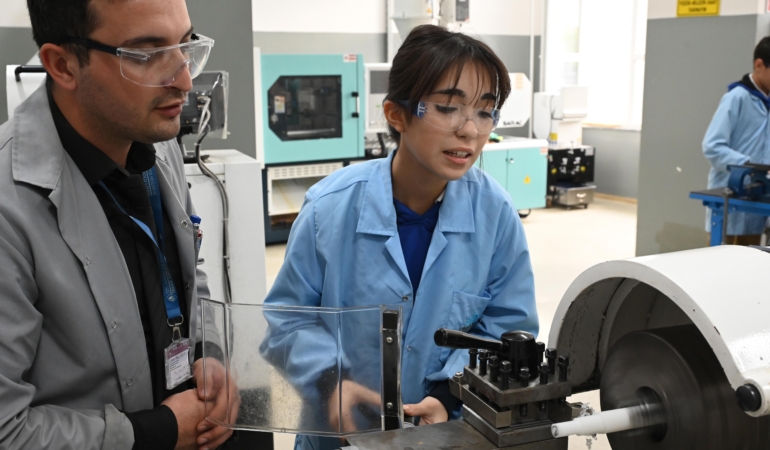 Kız Öğrenciler “Erkek İşi” Mesleklerde Yükseliyor!