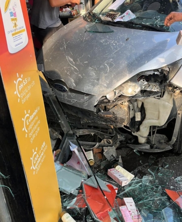 Otomobil Mağazaya Çarptı, O Anlar Kamerada!