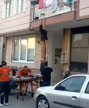 Balkondan Atlayan Kadın, Ekipleri Şaşırttı!