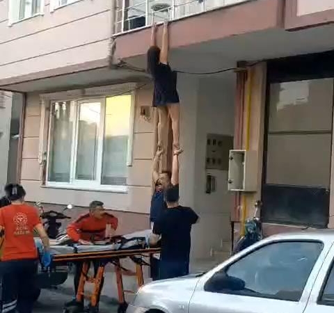 Balkondan Atlayan Kadın, Ekipleri Şaşırttı!