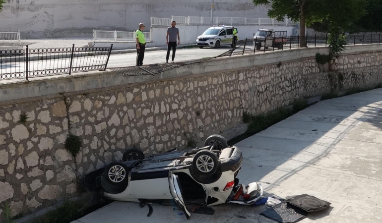 Anne ve Oğul Dere Yatağına Düşerek Yaralandı