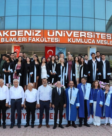 Kumluca MYO’da Coşkulu Mezuniyet Töreni!