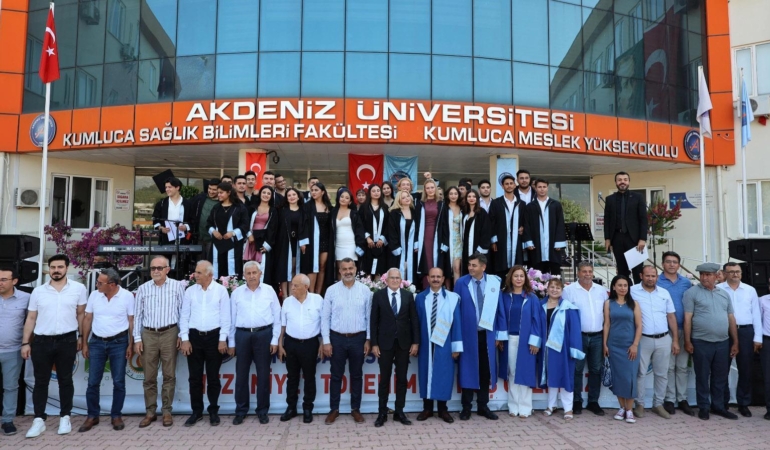 Kumluca MYO’da Coşkulu Mezuniyet Töreni!