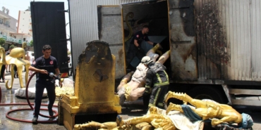 Serik’te Park Halindeki Kamyonda Yangın Çıktı